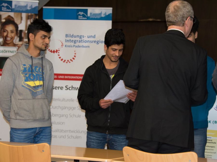 Landrat Manfred Müller überreicht den Teilnehmern die Zertifikate der Übungsleiter-Qualifizierung © Amt für Presse- und Öffentlichkeitsarbeit, Kreis Paderborn, Anna-Sophie Schindler